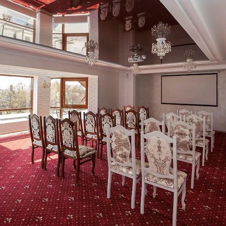 Mon Ami Hotel Ivano-Frankivszk Kültér fotó