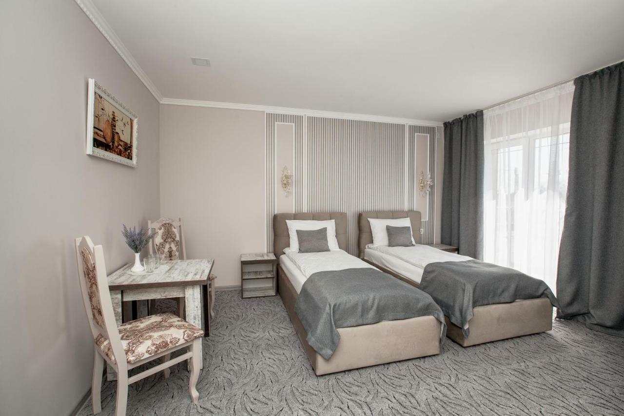 Mon Ami Hotel Ivano-Frankivszk Kültér fotó