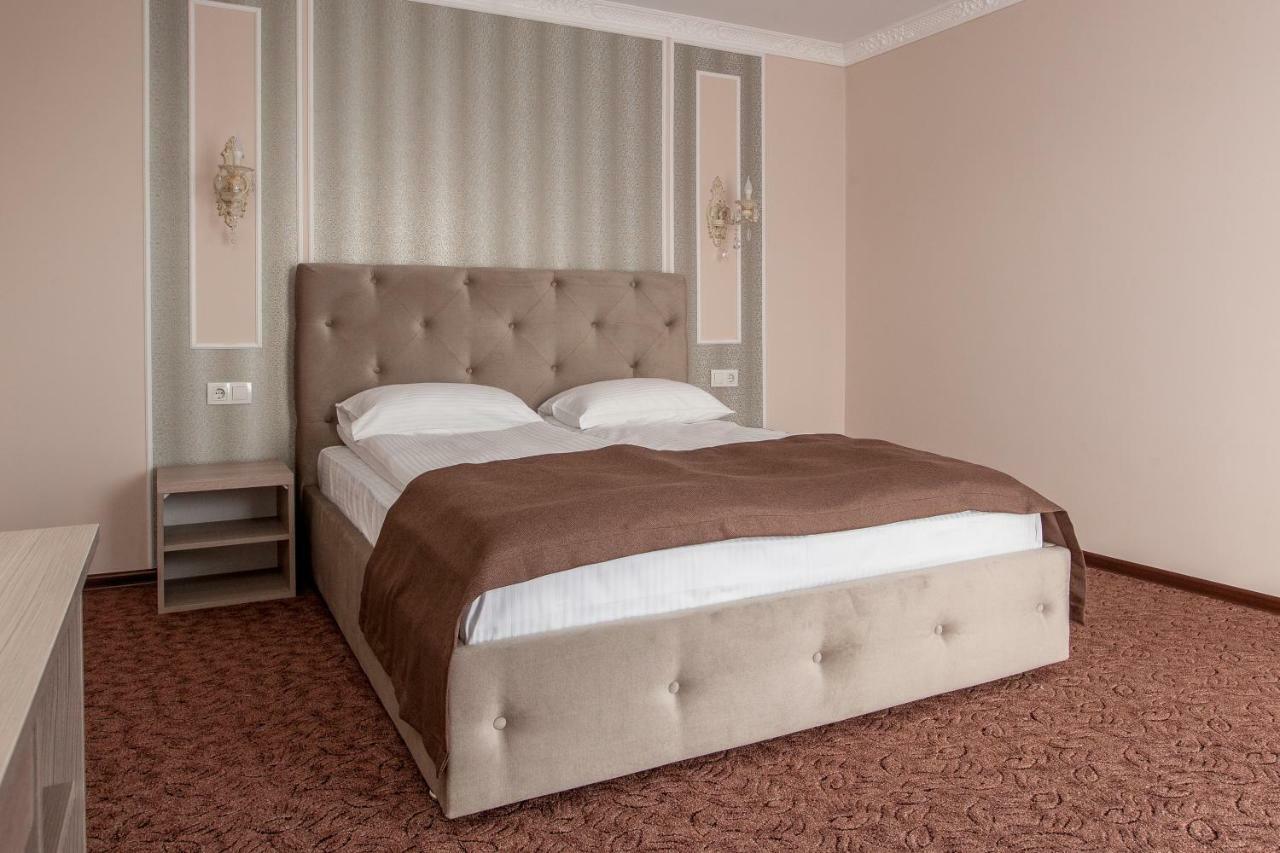 Mon Ami Hotel Ivano-Frankivszk Kültér fotó