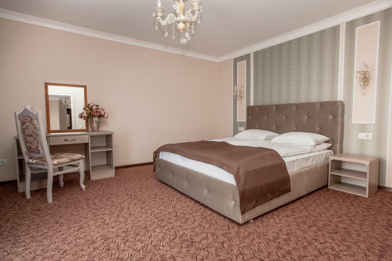 Mon Ami Hotel Ivano-Frankivszk Kültér fotó