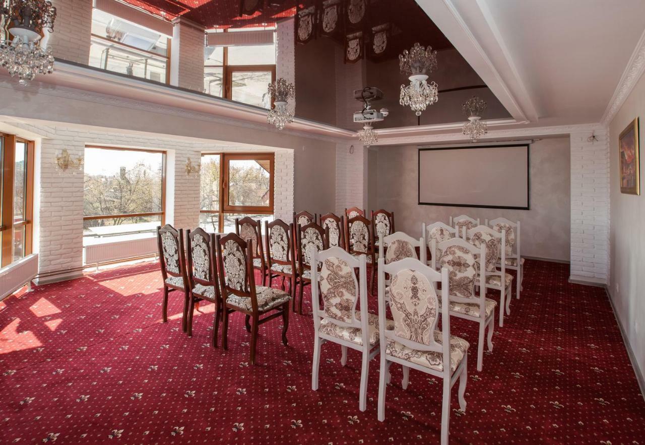Mon Ami Hotel Ivano-Frankivszk Kültér fotó