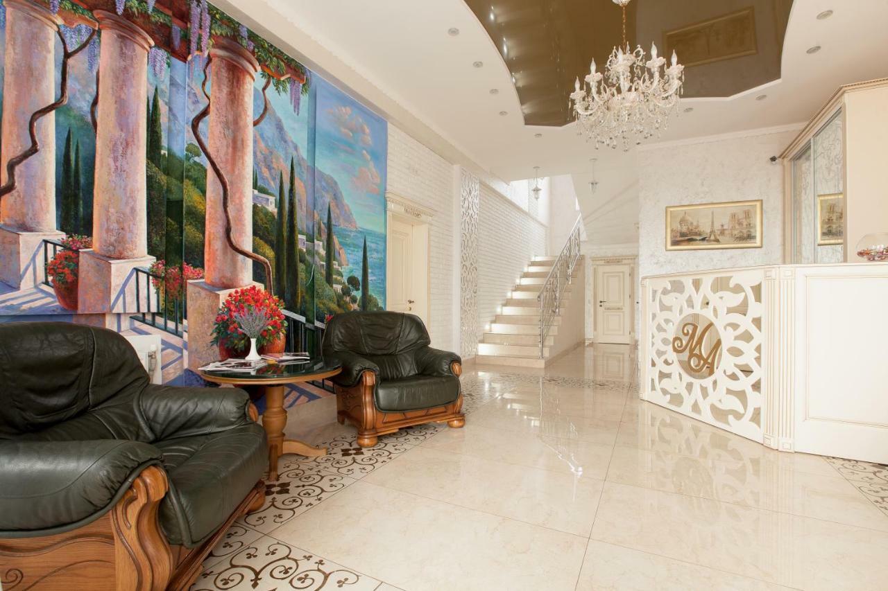Mon Ami Hotel Ivano-Frankivszk Kültér fotó