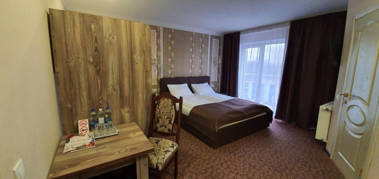 Mon Ami Hotel Ivano-Frankivszk Kültér fotó